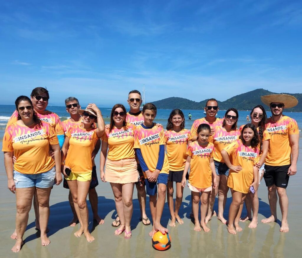 Grupo usando camisetas personalizadas para empresas, interclasses, excursões, eventos, famílias e igrejas produzidas pela Coisas da Flor.